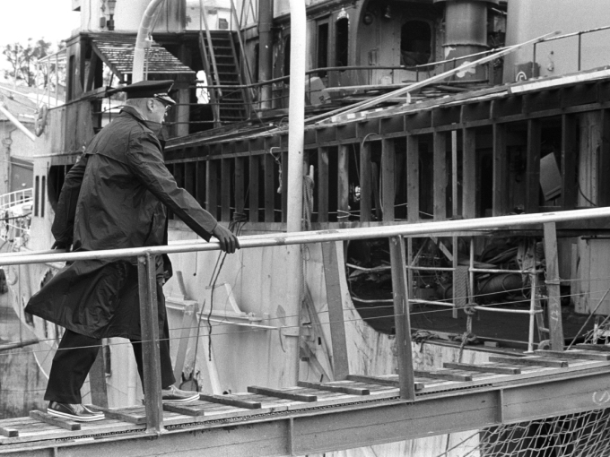 King Olav inspecting the ship after the fire in 1985. Photo: Hans Due, Scanpix